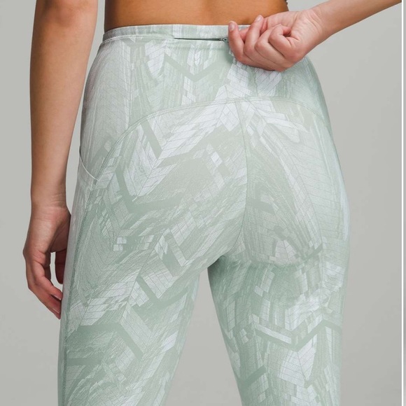 Swift Speed High-Rise Tight 28"
Reverberate Chevron Jacquard Silver Blue… - Picture 2 of 10